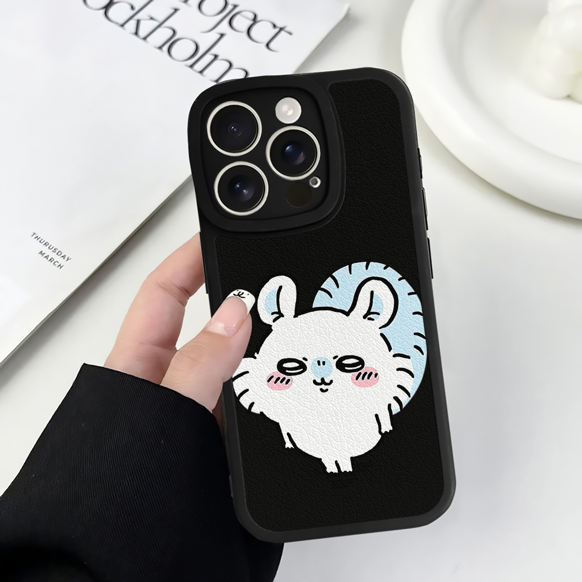（画像用） ちいかわ モモンガ Chii-kawa Momonga 【iPhone 16シリーズ対応】シリコンスマホケース（レザー調） 材質：シリコン